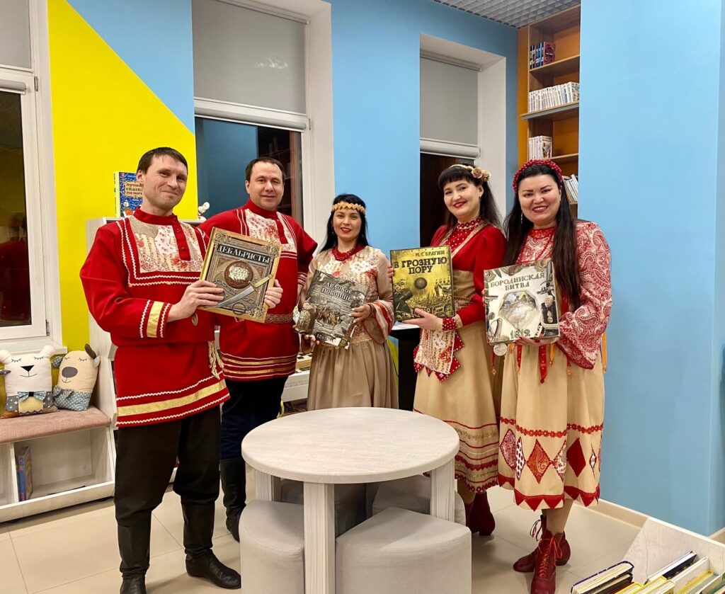 русские народные песни звучат в библиотеке
