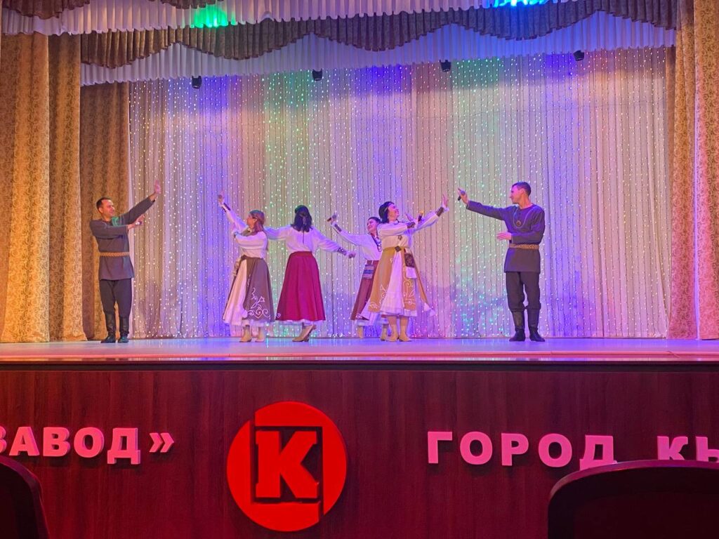 ансамбль Дубрава танцует и поет
